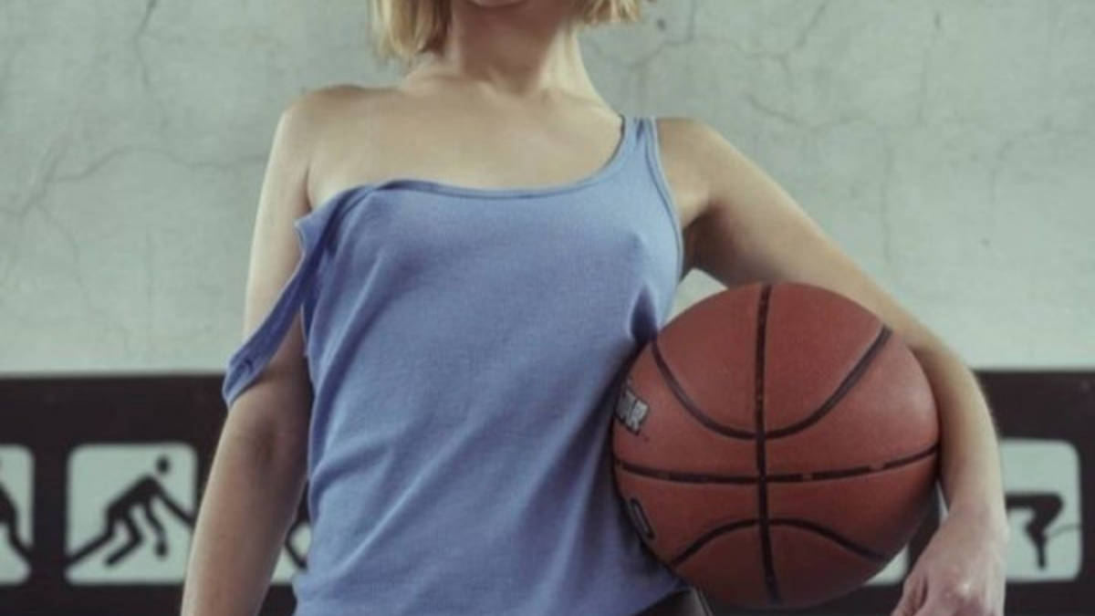 Сексуальная баскетболистка показывает себя