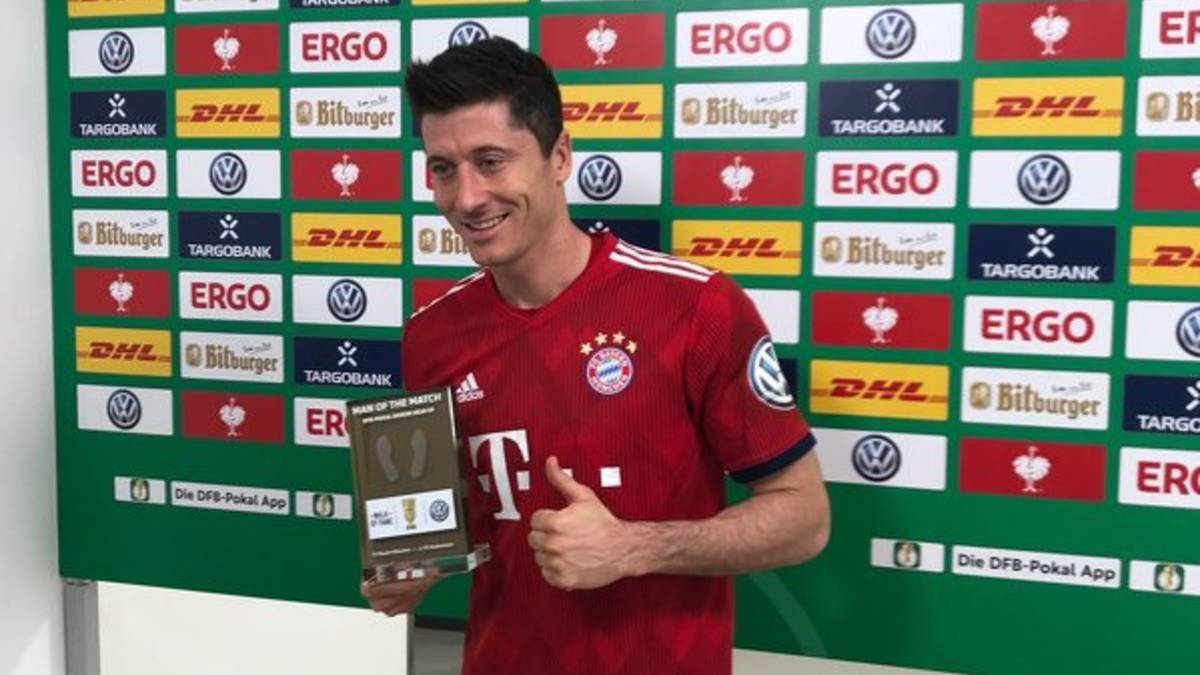 Lewy prowadzi Bayern do półfinału Pucharu Niemiec i