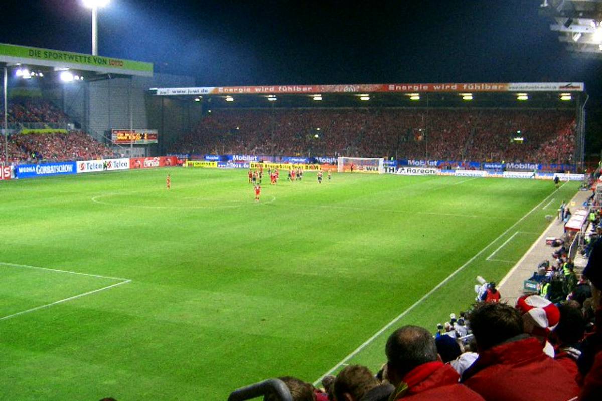 Стадион 5 букв. Майнц стадион. Стадион Mainz. Стадион Майнз 05. Bruchwegstadion.