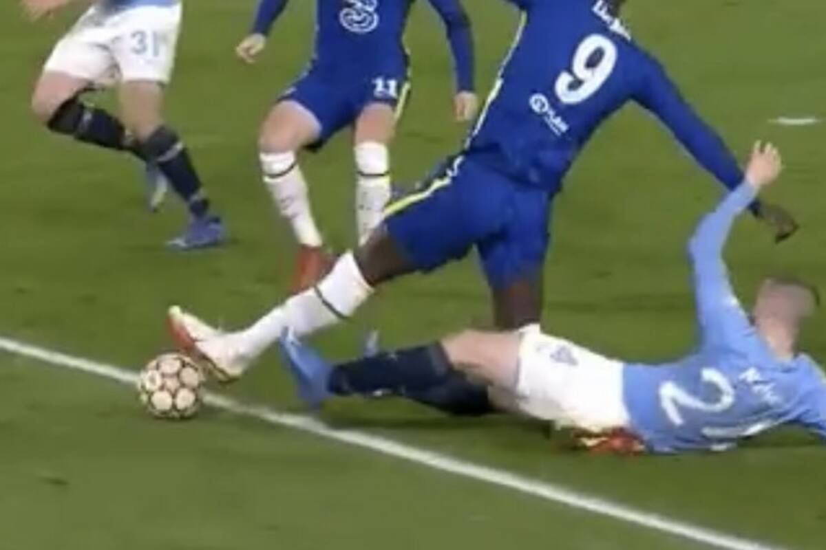 Romelu Lukaku injured.  The Chelsea forward had to leave the field after this clash [WIDEO]