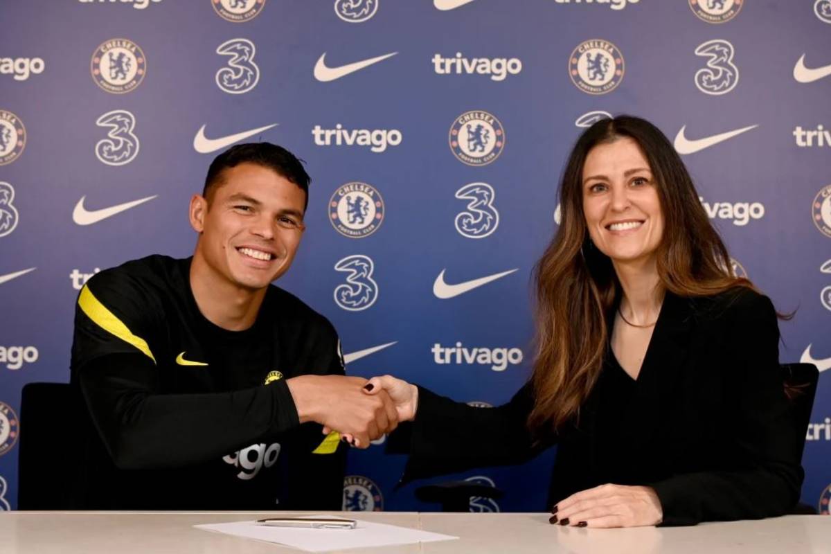 Thiago Silva reste à Chelsea pour une autre saison.  Un chronométreur expérimenté a signé un nouveau contrat