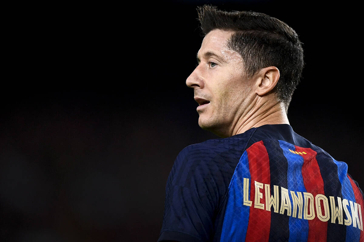 «Más fuerte – Lewandowski cae».  El polaco y Messi coparon las portadas de la prensa rosa española