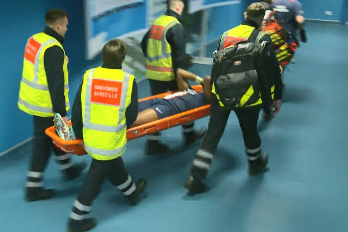 Accident grav la un jucător important de la Paris Saint-Germain!  A părăsit terenul pe targă cu 10 zile înainte de meciul retur cu Bayern Munchen