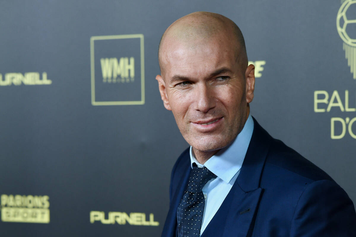 Zinedine Zidane quiere hacerse cargo del famoso equipo.  Contacta con otra leyenda para recopilar información sobre el club.