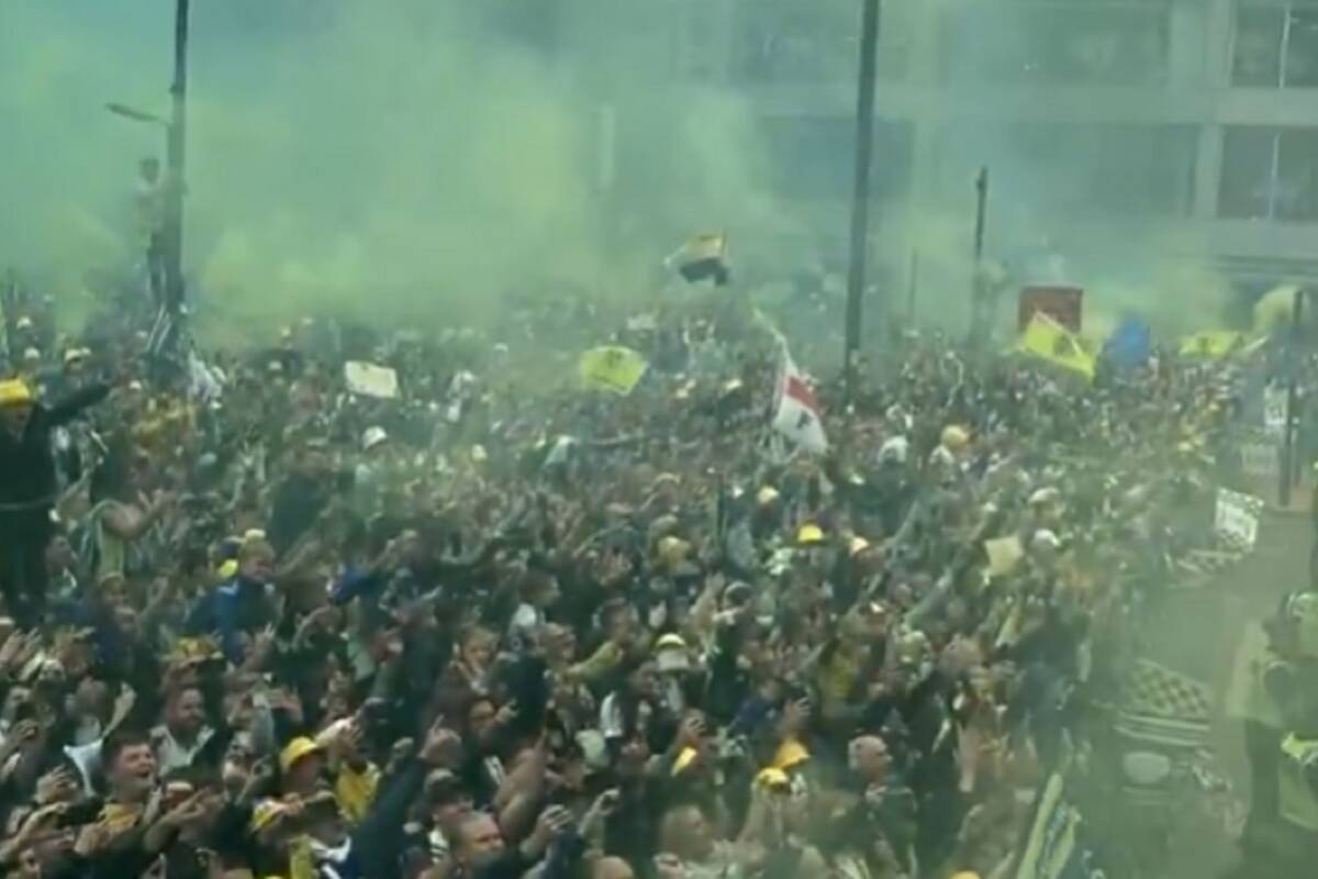 Szaleństwo po awansie do Premier League. Tłumy kibiców wyszły na ulice [WIDEO]