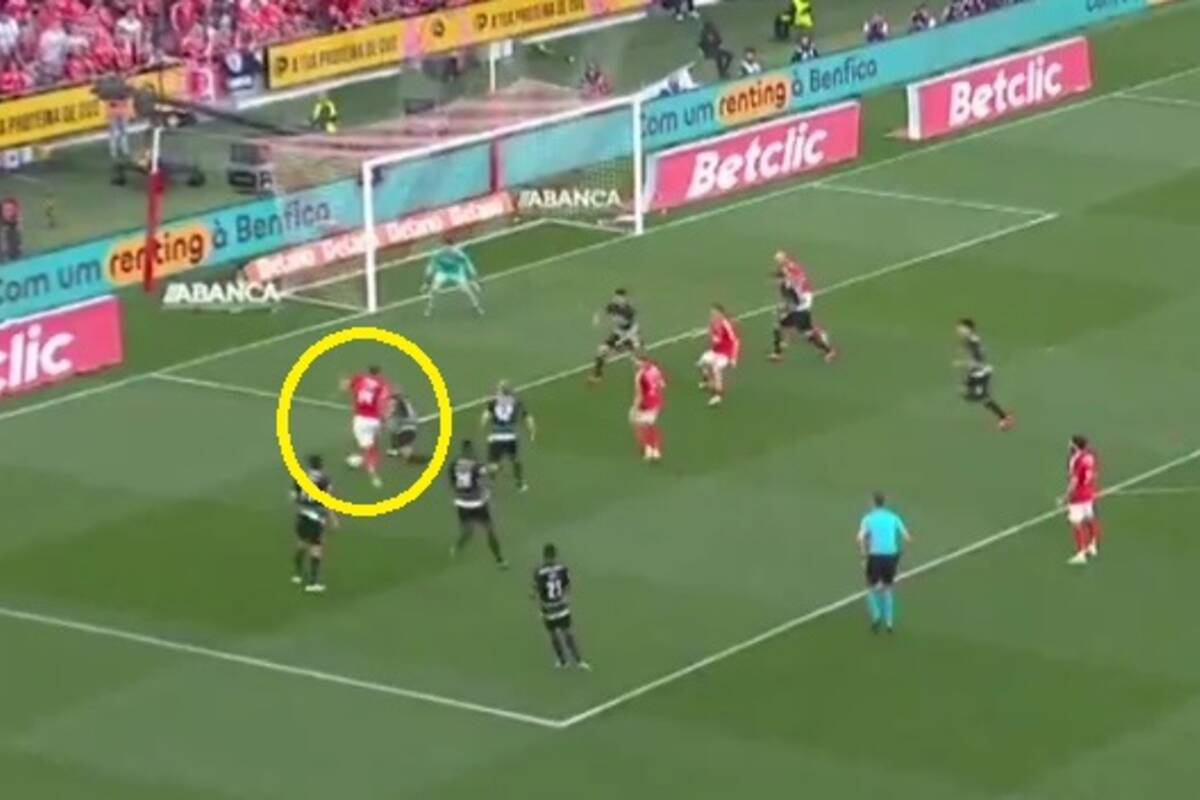 Magiczna akcja w derbowym hicie o mistrzostwo. Ośmieszył obrońców [WIDEO]