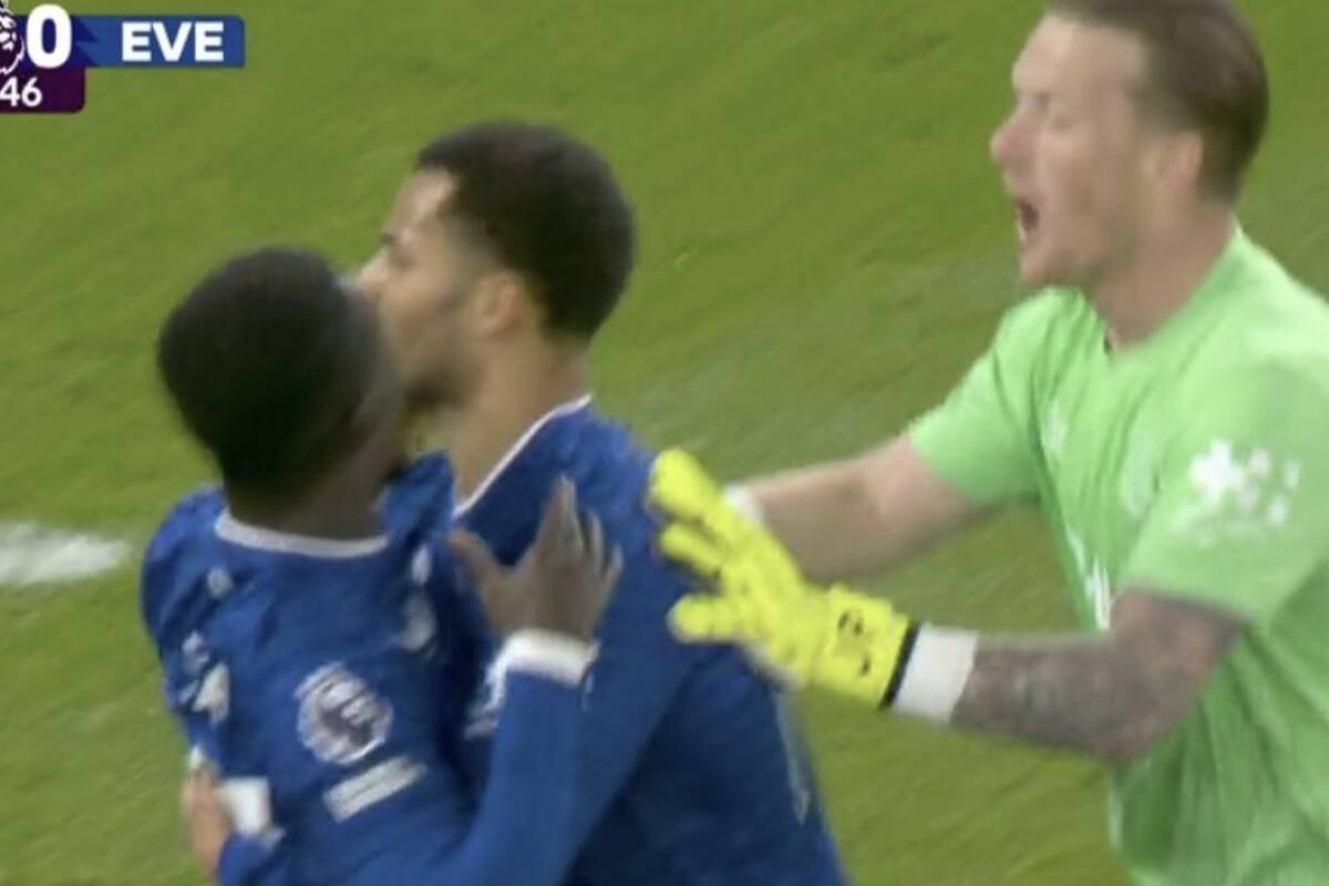 Choc lors du match contre Man United ! Il a été viré pour avoir frappé son ami ! [WIDEO]