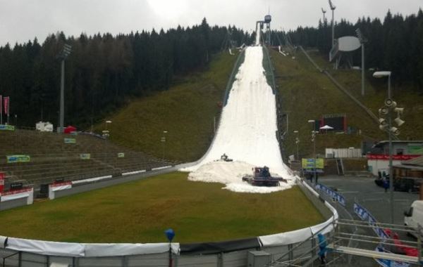 Kłopoty skoczków. Nie ma śniegu w Klingenthal Kłopoty skoczków. Nie ma śniegu w Klingenthal