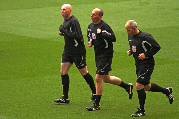 Mike Dean nie zostanie odsunięty Mike Dean nie zostanie odsunięty