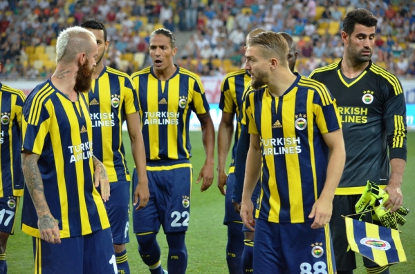 Obrońca Fenerbahce zagra na Wyspach Brytyjskich? Obrońca Fenerbahce zagra na Wyspach Brytyjskich?