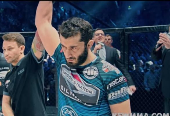Khalidov wygrał z Karaoglu, ale... chciał oddać pas rywalowi! Gwizdy w Ergo Arenie Khalidov wygrał z Karaoglu, ale... chciał oddać pas rywalowi! Gwizdy w Ergo Arenie
