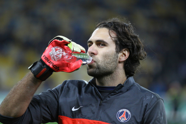 Salvatore Sirigu na celowniku Sevilli Salvatore Sirigu na celowniku Sevilli