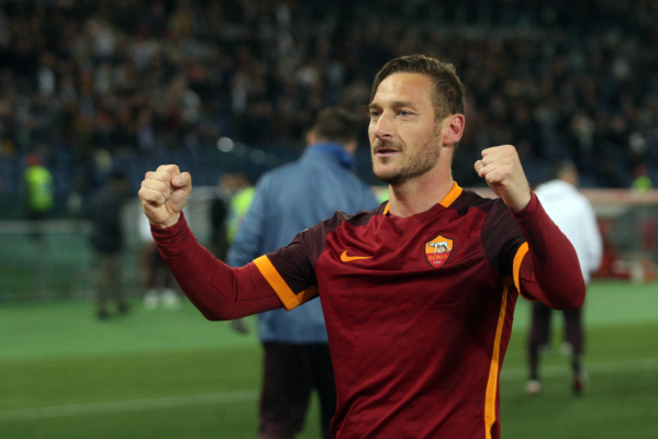 Szalony mecz w Rzymie! Ulewa, godzinna przerwa, a potem Totti daje wygraną [VIDEO]