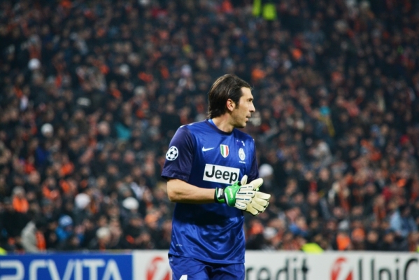 Osłabiony Juventus pokonał Lyon, Buffon obronił rzut karny Osłabiony Juventus pokonał Lyon, Buffon obronił rzut karny