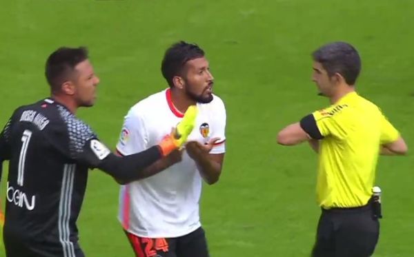 Valencia wściekła na arbitra. "Będzie wstydził się tego meczu. Hiszpański futbol nie zasługuje na tak żałosne sędziowanie" Valencia wściekła na arbitra. "Będzie wstydził się tego meczu. Hiszpański futbol nie zasługuje na tak żałosne sędziowanie"
