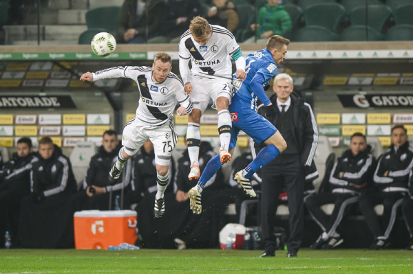 Delegat PZPN pokazywał "eLkę" przed meczem Legia-Lech Delegat PZPN pokazywał "eLkę" przed meczem Legia-Lech