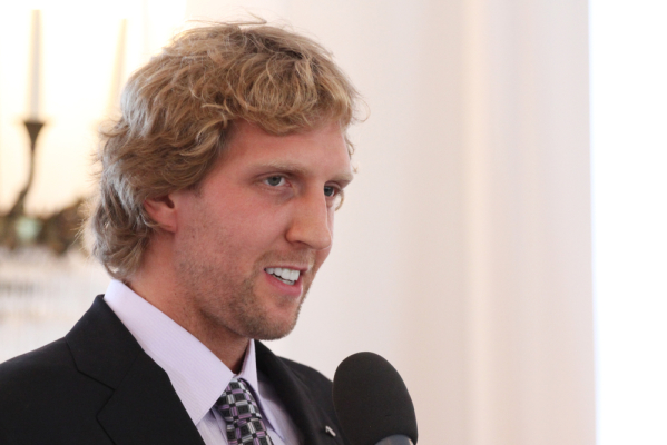 Dirk Nowitzki zagra już w poniedziałek w Nowym Jorku? Dirk Nowitzki zagra już w poniedziałek w Nowym Jorku?