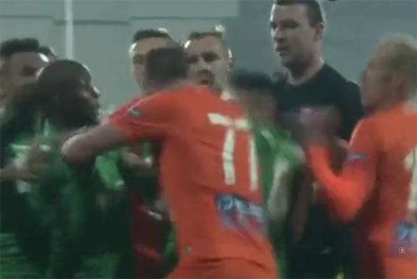 Pięści poszły w ruch. Szarpanina w sparingu Termaliki [VIDEO]
