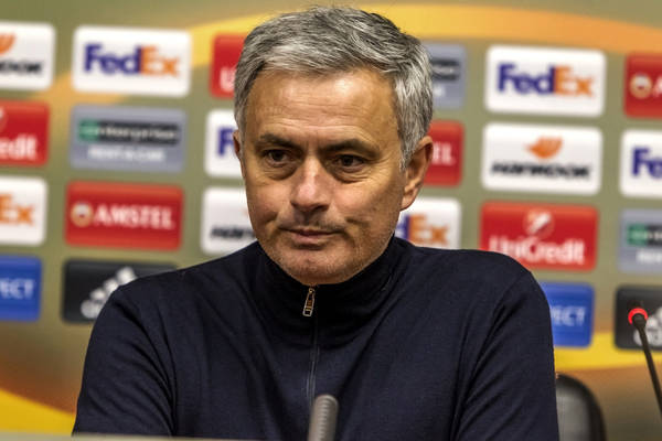 "Afera" w Premier League. Mourinho nie chciał podać ręki Hughesowi [VIDEO]