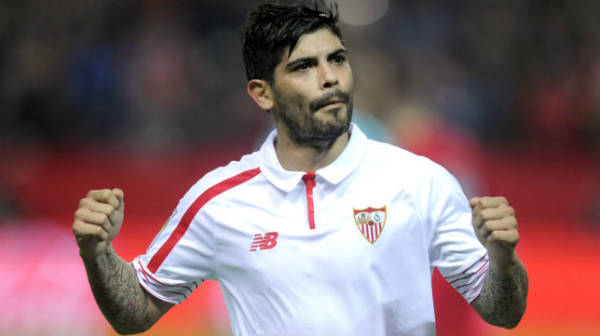 Sevilla coraz bliżej awansu do Ligi Mistrzów. Piękny gol Evera Banegi [WIDEO]