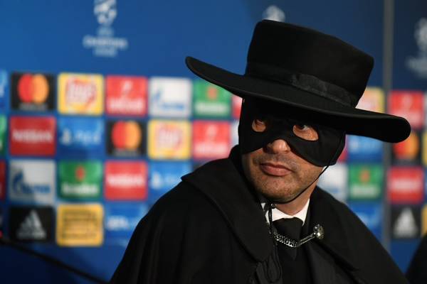 Trener Szachtara zaszalał. Po meczu z Manchesterem City przebrał się za Zorro! "Cała Ukraina może być z nas dumna" Trener Szachtara zaszalał. Po meczu z Manchesterem City przebrał się za Zorro! "Cała Ukraina może być z nas dumna"