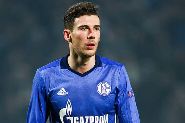 Fani Schalke wściekli na swojego piłkarza za transfer do Bayernu. "Odwal się" Fani Schalke wściekli na swojego piłkarza za transfer do Bayernu. "Odwal się"