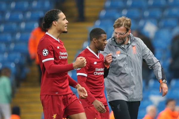 Salah oblężony przez dziennikarzy, a Klopp żartuje. "Dawajcie, dziś potrenujmy nago" Salah oblężony przez dziennikarzy, a Klopp żartuje. "Dawajcie, dziś potrenujmy nago"