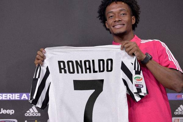 Cuadrado oddał numer Ronaldo. "Niech Bóg błogosławi tę koszulkę dla Ronaldo na tą nową przygodę z Juventusem" Cuadrado oddał numer Ronaldo. "Niech Bóg błogosławi tę koszulkę dla Ronaldo na tą nową przygodę z Juventusem"