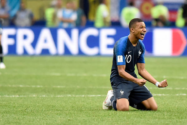 "Der Spiegel" ujawnił kulisy negocjacji Mbappe z PSG. Wielkie pieniądze, nietypowe kaprysy i... tajemnicza prowizja dla agenta "Der Spiegel" ujawnił kulisy negocjacji Mbappe z PSG. Wielkie pieniądze, nietypowe kaprysy i... tajemnicza prowizja dla agenta