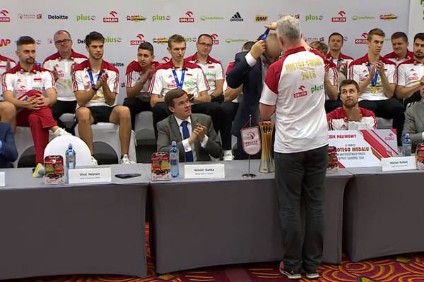 Kolejne show Heynena. Oddał medal prezesowi związku Kolejne show Heynena. Oddał medal prezesowi związku