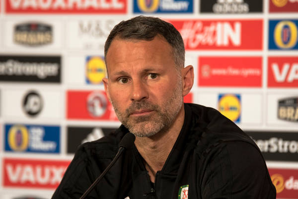 Ryan Giggs: Nie rozmawiałem z Zidanem o Bale'u. Jego angielski nie jest najlepszy Ryan Giggs: Nie rozmawiałem z Zidanem o Bale'u. Jego angielski nie jest najlepszy