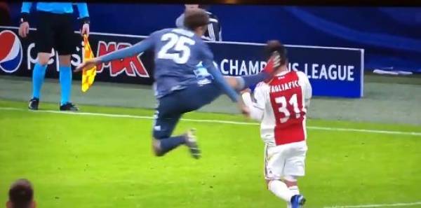 UEFA podjęła decyzję! Mueller nie zagra w dwumeczu z Liverpoolem za bandycki faul UEFA podjęła decyzję! Mueller nie zagra w dwumeczu z Liverpoolem za bandycki faul