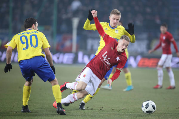 Dwóch kolejnych piłkarzy odejdzie z Wisły Kraków. Nie chcą dłużej czekać na pieniądze Dwóch kolejnych piłkarzy odejdzie z Wisły Kraków. Nie chcą dłużej czekać na pieniądze