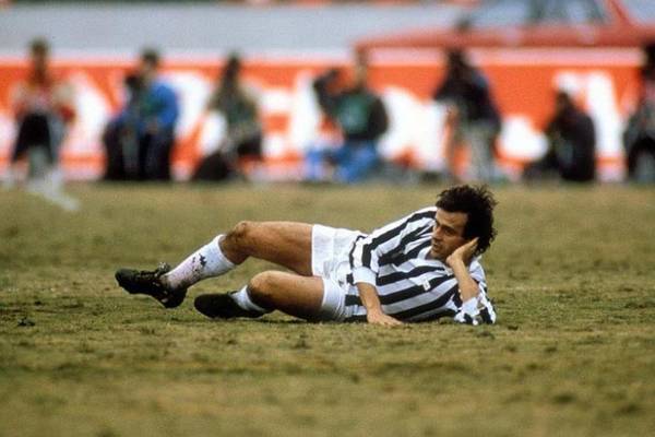 Legendy piłki nożnej: Michel Platini. Kolega Zbigniewa Bońka był lepszym piłkarzem niż prezydentem UEFA