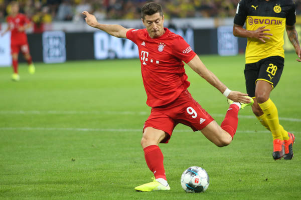 Robert Lewandowski zrobił show w meczu z Schalke! Trzy gole Polaka, w tym jeden przepiękny! [WIDEO]