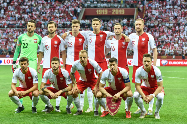 Znany serwis zaprezentował koszulkę Polski na EURO 2020. Stanowcza reakcja PZPN Znany serwis zaprezentował koszulkę Polski na EURO 2020. Stanowcza reakcja PZPN