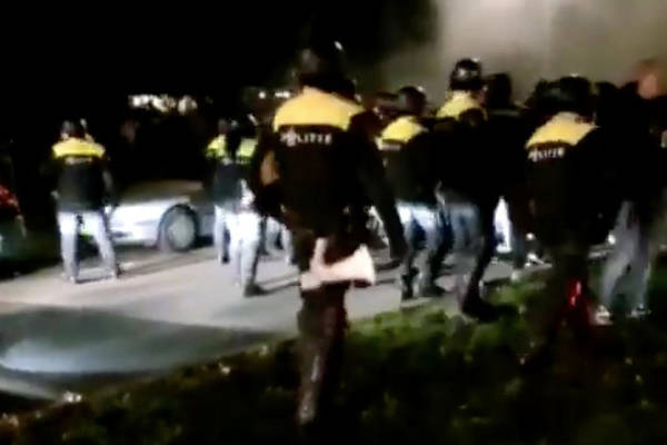 Kibicom Feyenoordu puściły nerwy po klęsce z Ajaksem. W siedzibie klubu interweniowała policja [WIDEO]