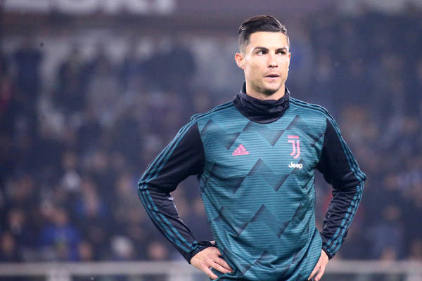 Były prezes Juventusu krytykuje Cristiano Ronaldo. "Miał jechać do chorej matki, a pokazuje się przy basenie" Były prezes Juventusu krytykuje Cristiano Ronaldo. "Miał jechać do chorej matki, a pokazuje się przy basenie"