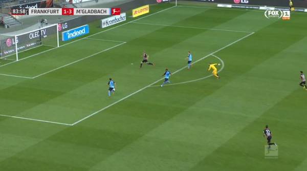 Trzech graczy kontra obrońca, brak bramkarza i... nie ma gola! Koszmarne pudło w meczu Bundesligi [WIDEO]