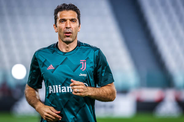 Wojciech Szczęsny na ławce w meczu Juventusu. Gianluigi Buffon zagra 25 lat po debiucie w Serie A Wojciech Szczęsny na ławce w meczu Juventusu. Gianluigi Buffon zagra 25 lat po debiucie w Serie A