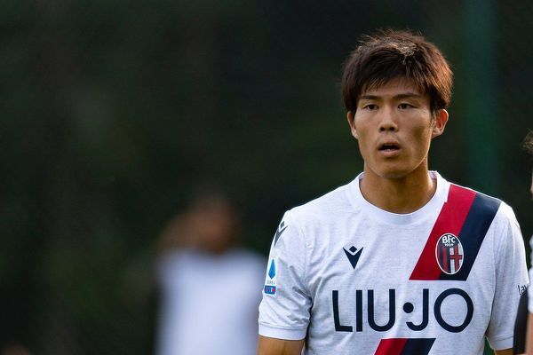 Takehiro Tomiyasu z Bolonii zostanie piłkarzem Arsenalu. Kanonierzy zapłacą za niego 23 mln euro 