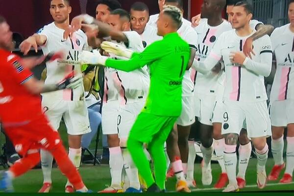 Tak Kylian Mbappe sprowokował rywala. Wściekły bramkarz zaczął go gonić [WIDEO]