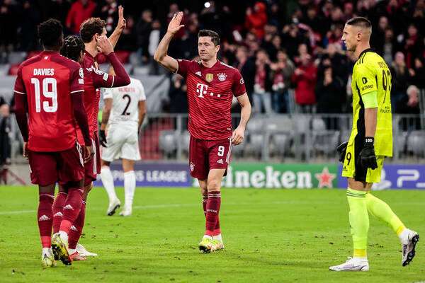 Gol Roberta Lewandowskiego nie wystarczył. Sensacyjna porażka Bayernu w Augsburgu [WIDEO]