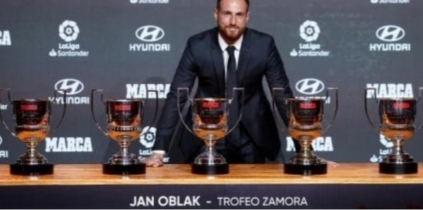 Jan Oblak i jego kolekcja dla najlepszego bramkarza La Liga 