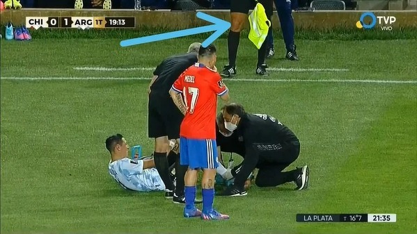 W meczu Chile - Argentyna sędzia liniowy biegał z flagą wykonaną z kamizelki ostrzegawczej