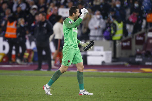 Łukasz Fabiański zatrzymał Manchester City! Polak obronił rzut karny Riyada Mahreza [WIDEO]