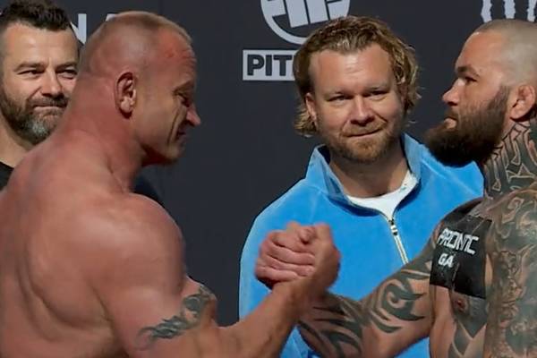 Pudzianowski aż się potknął z wrażenia. Materla zdominował legendę na prezentacji przed KSW 70 [WIDEO]