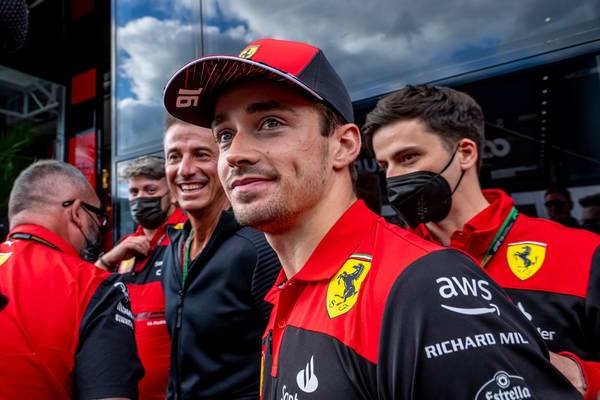 Rekord na licytacji z udziałem Charlesa Leclerca. Za taką kwotę wylicytowano kask kierowcy F1 Rekord na licytacji z udziałem Charlesa Leclerca. Za taką kwotę wylicytowano kask kierowcy F1