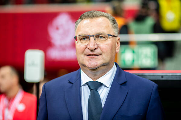 Media: Kuriozalna klauzula w umowie Michniewicza? "Aż nie chce się wierzyć, że trener coś takiego podpisał" Media: Kuriozalna klauzula w umowie Michniewicza? "Aż nie chce się wierzyć, że trener coś takiego podpisał"