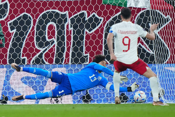 "Pracowaliśmy nad tym przez miesiąc". Guillermo Ochoa zdradził, w jaki sposób zatrzymał Roberta Lewandowskiego